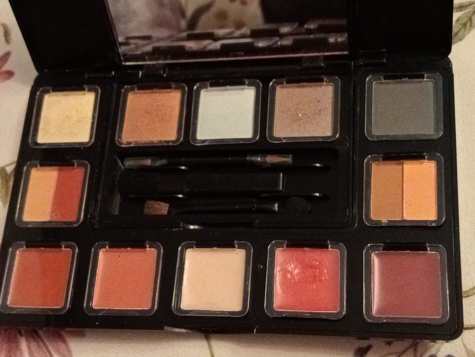 Makeover Essentials Personalized Custom Compact tą paletkę zrobisz cał