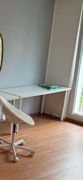 Biurko i stolik Ikea i fotel kosmetyczny, hoker