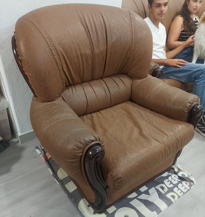 2 poltronas castanhas