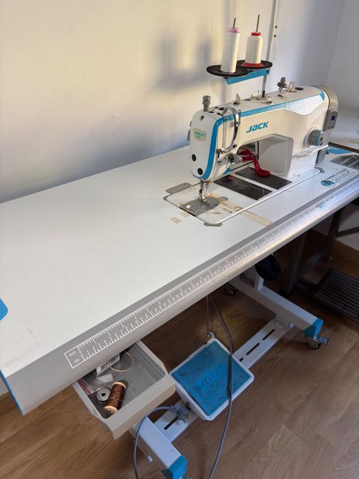 Máquina de Costura Industrial JACK F4 com Mesa e Pedal