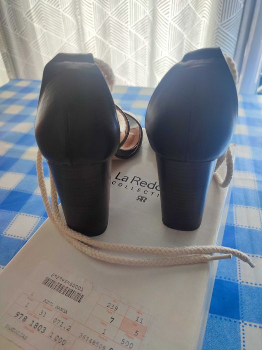 Socas e sandálias de mulher. Tamanho 38