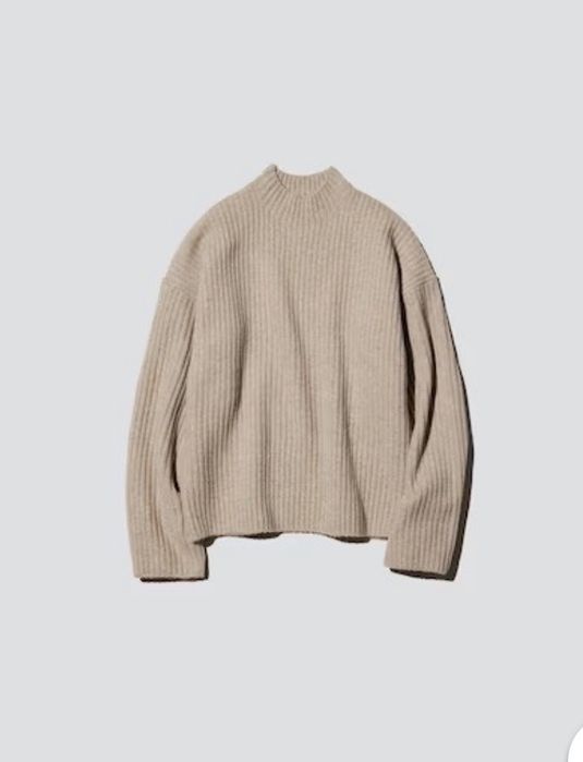 Светри Uniqlo soufflé yarn mock neck jumper та Fluffy V-Neck Sweater