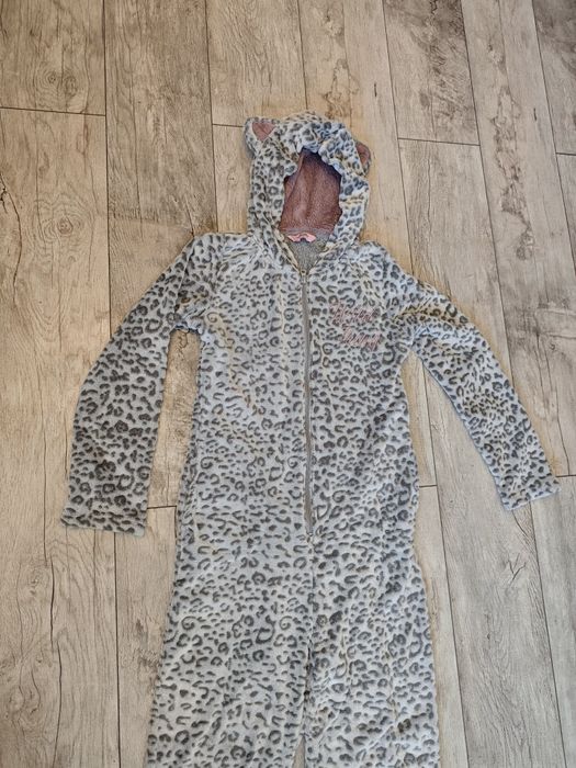 Pidżama jednoczęściowa tygrys z kapturem panterka kombinezon długo miękka pluszowa Wild thing hunkemöller uszy M 
Długość  ok 170
Od pachy do Pachy ok