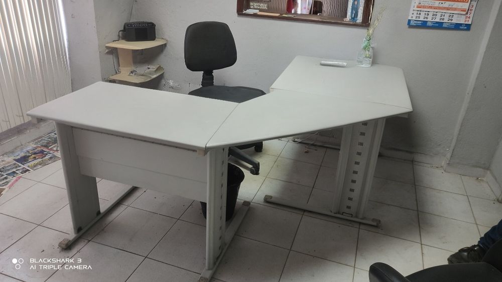 Secretárias com gavetas e cadeiras