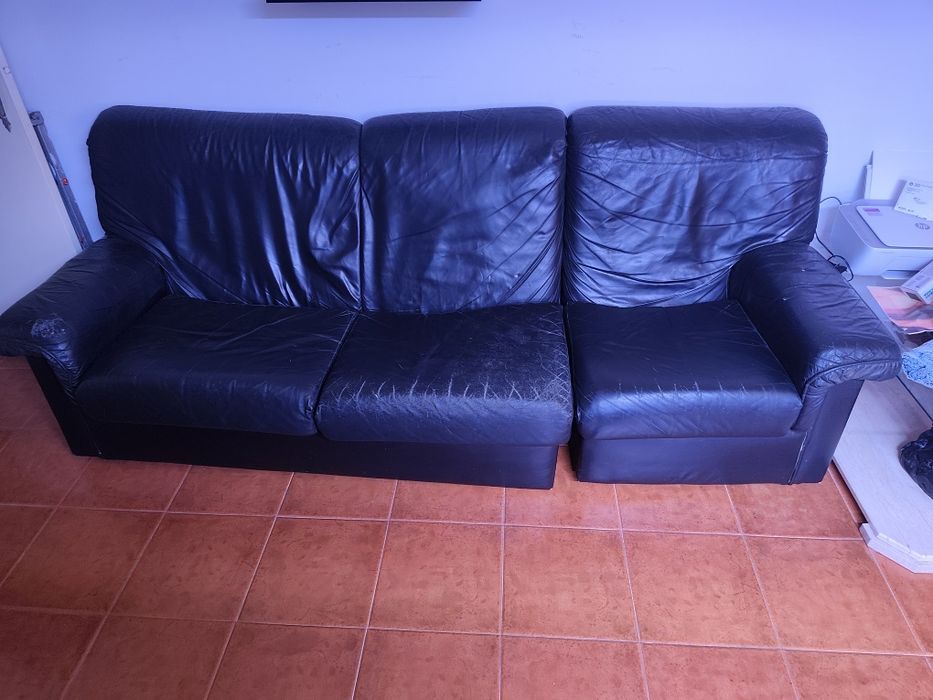 Sofá de pele preto! (Com alguns sinais de uso!)
