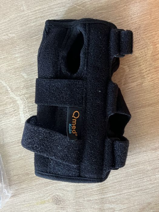 QMED KID MANU UNIVERSAL Dziecięca orteza nadgarstka z ujęciem kciuka