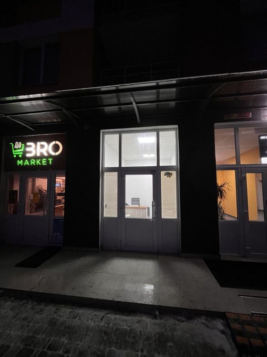 Комерція з орендарем  фасад  Київ Новобудова  Власник