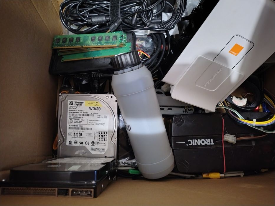Różności, zasilacz chłodzenie HP, ładowarka, DVI, adapter, LCD, RAM,