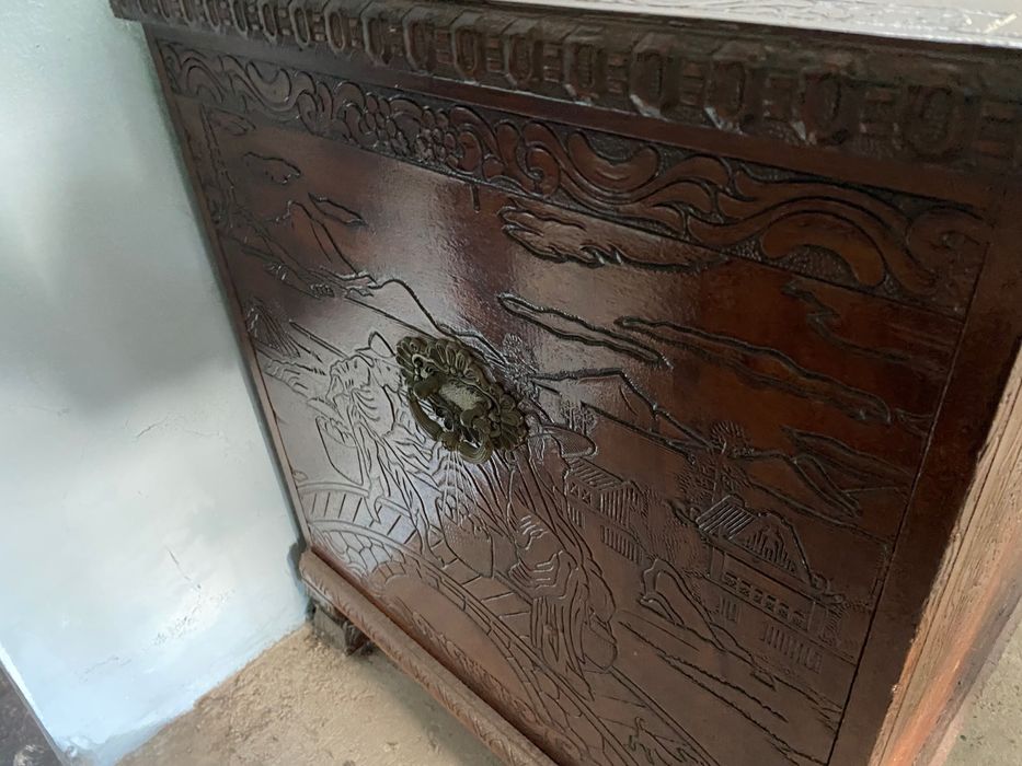 Baú trabalhado em madeira