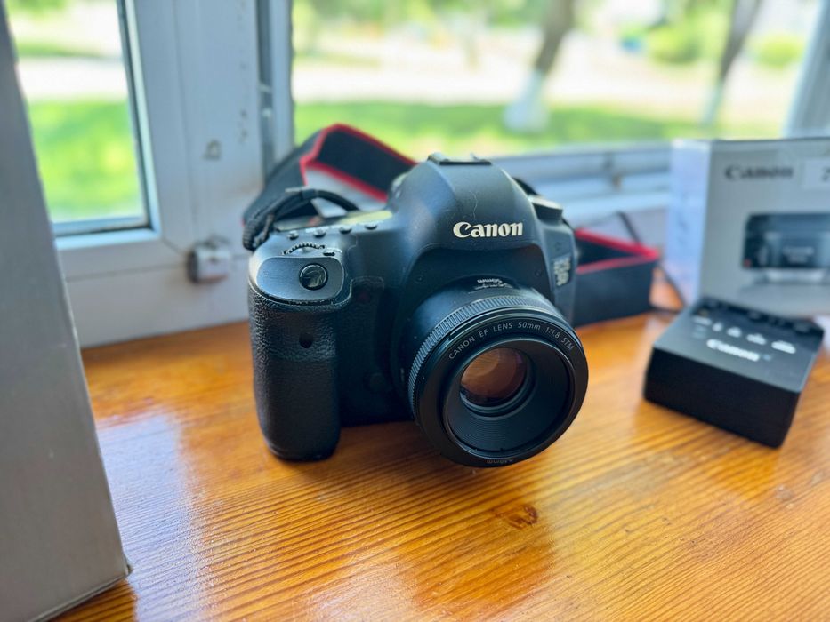 Фотоапарат Canon 5D Mark III + EF 50mm f/1.8 STM | ~270k | комплект