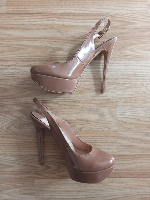 Piękne beżowe buty na koturnie z wysokim obcasem Stradivarius