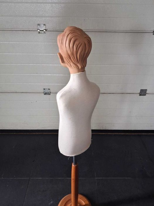 Manequim feminino com suporte e peruca (bom estado)