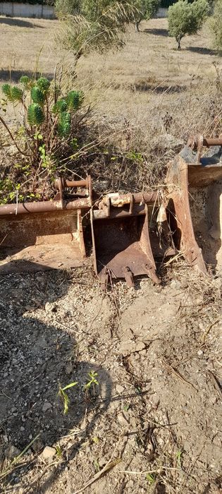 Diversos baldes para máquina Jcb e um riper