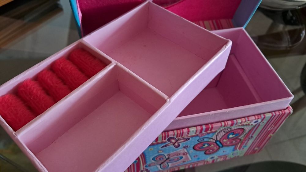 Caixinha guarda jóias em cartão