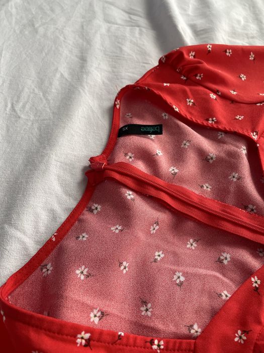 Червона сукня в квітковий принт