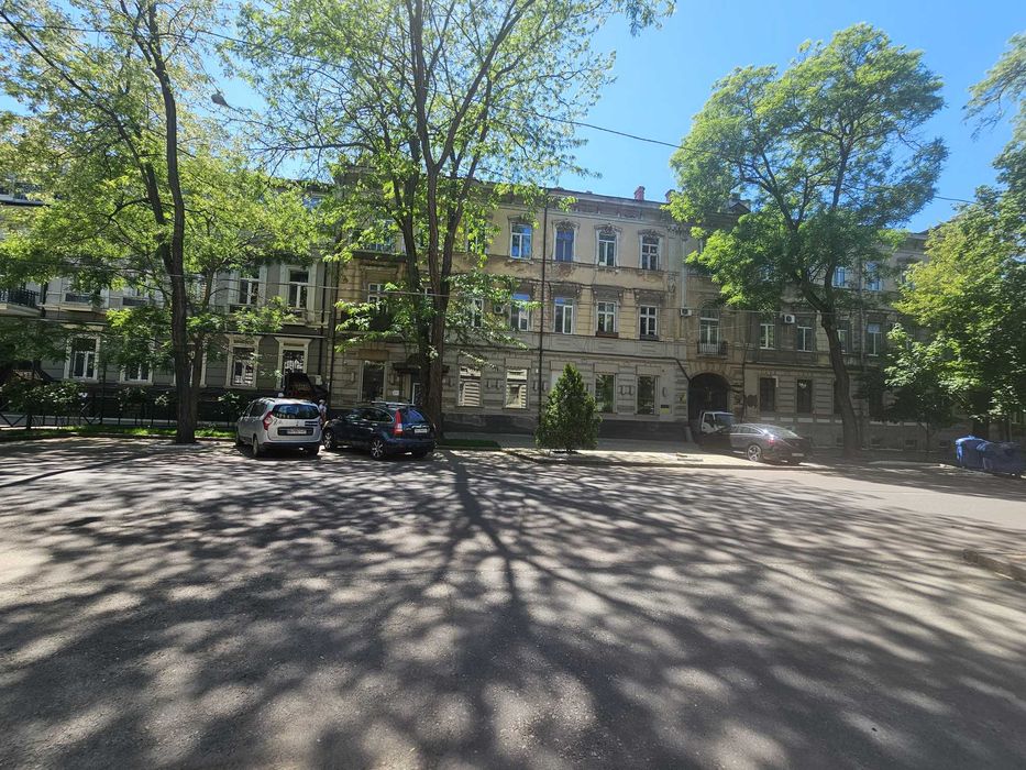 В продаже 2 комнаты в  Центре.