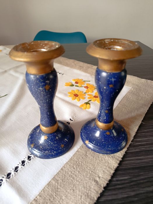 Dois castiçais azuis.