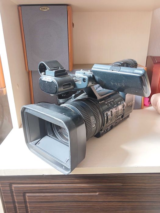 Sprzedam kamerę wideo Sony HDR-AX2000E.