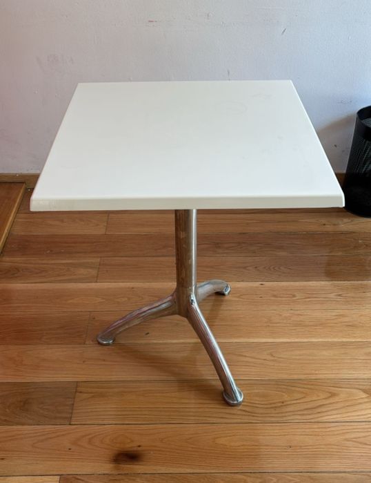 Conjunto mesa + 2 cadeiras.