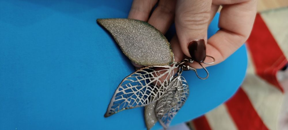 Brincos compridos de senhora, em metal, 2 folhas cada brinco.