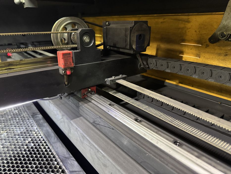 Лазерний СО2 верстат LM130100 150W в доглянутому стані!