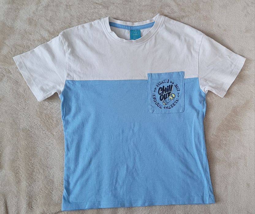 116 chłopięcy T-shirt biało niebieski chillout