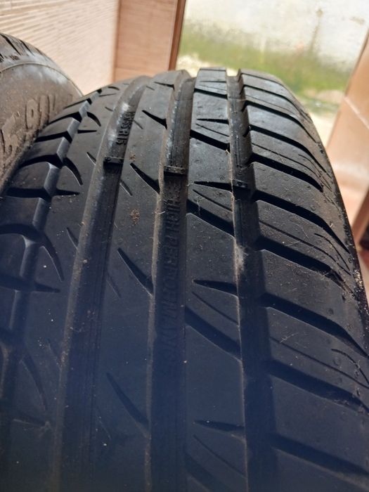 Pneus novos ..estão sujos de pó estarem guardados