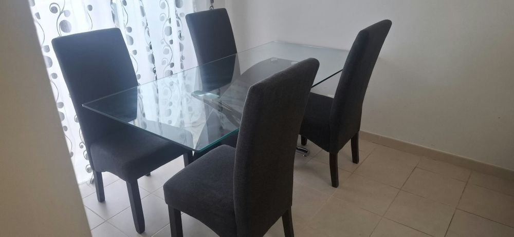 Mesa de jantar em vidro com 4 cadeiras estofadas