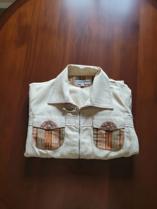 Conjunto de jaqueta e calças com padrão floral