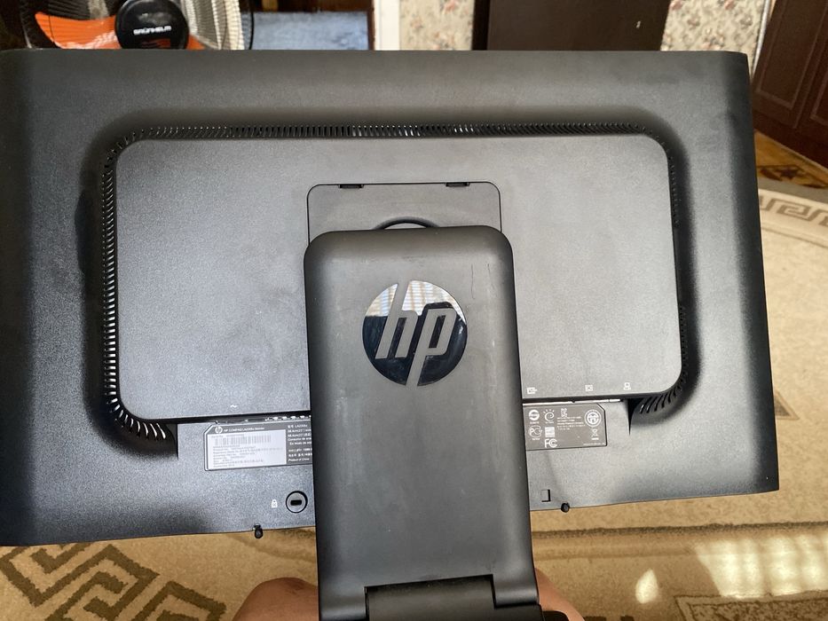 HP Compaq LA2306x 23” FHD (1920×1080).