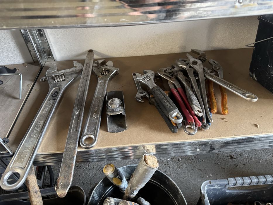 Narzedzia : młotki, przecinaki, wkretki, klucze fanciskie