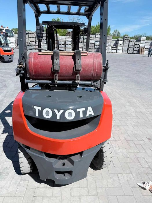 Навантажувачі вилкові газові - 2 шт  1,5 тонни (12 000$) і 2.5 тонни (14 000 $)