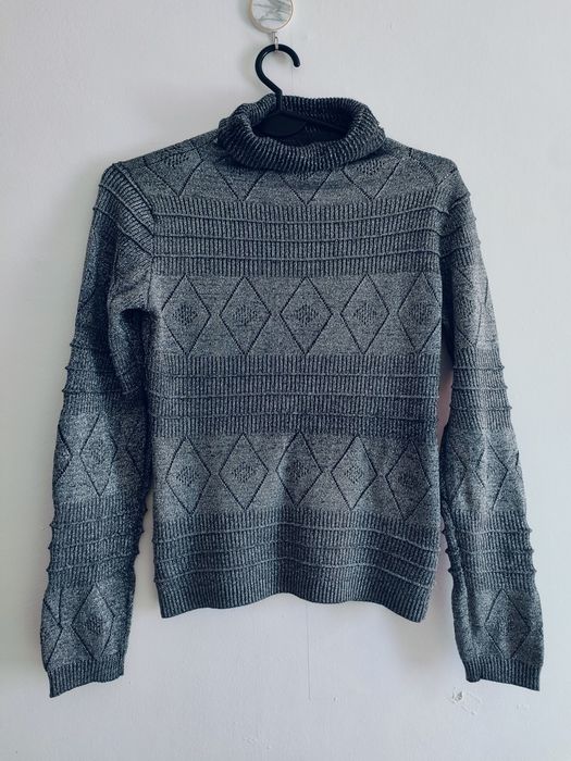 Szaro-srebrny sweter z golfem M