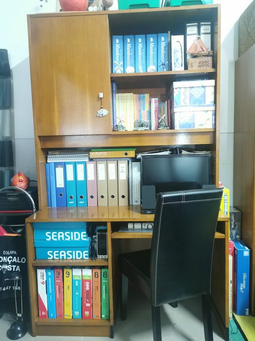 Estante com secretária