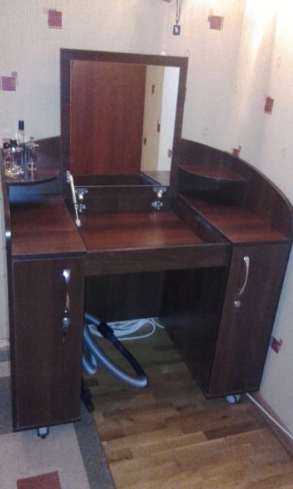 Косметический столик