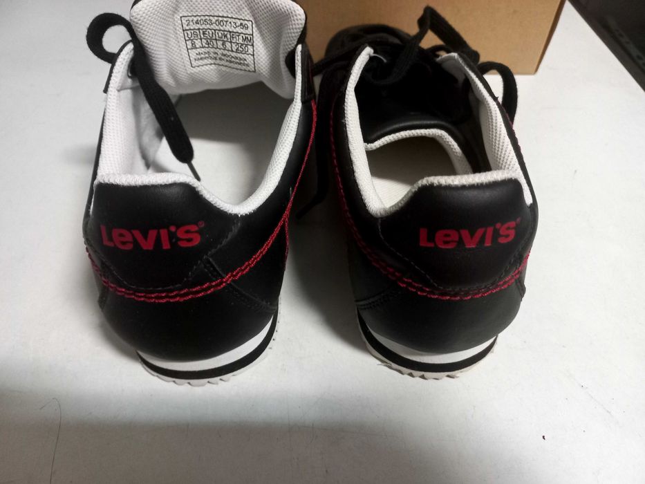 SAPATILHAS LEVIS EM PELE N° 40 completamente novas.