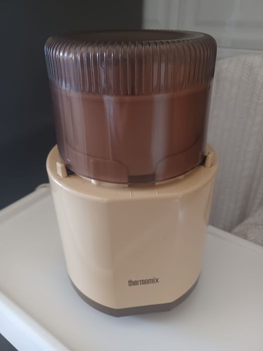 Robô de cozinha faz 2 em 1 foi pouco usada.