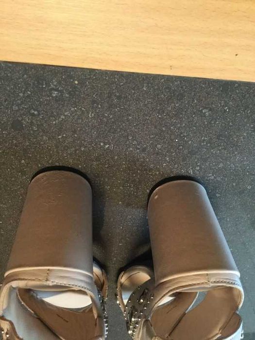 Sandália rosa bebé e pedras pretas