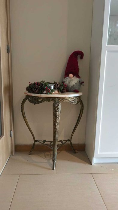 Aparador /mesa lateral pés em ferro e tampo mármore