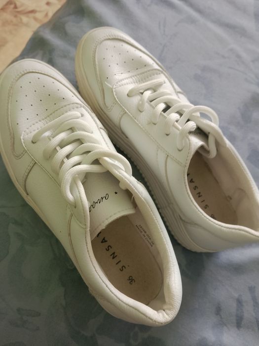 Продам білі жіночі кросівки