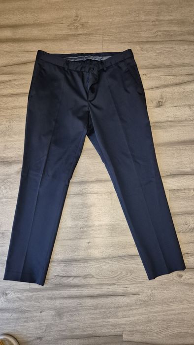 Nowe spodnie garniturowe Zara 46 XL
Zara 46
Granatowe