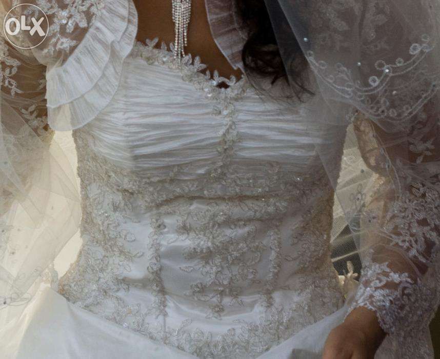 Suknia ślubna, bogato zdobiona, po praniu, rozm. 36/38