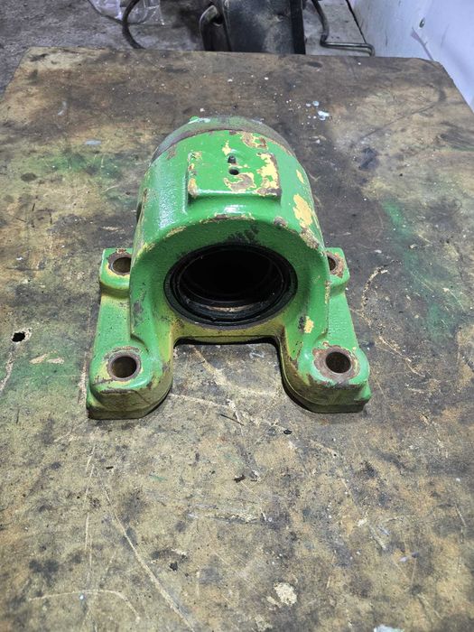 Podpora wału (mostu) przedniego napędu John deere 7215R R288788
