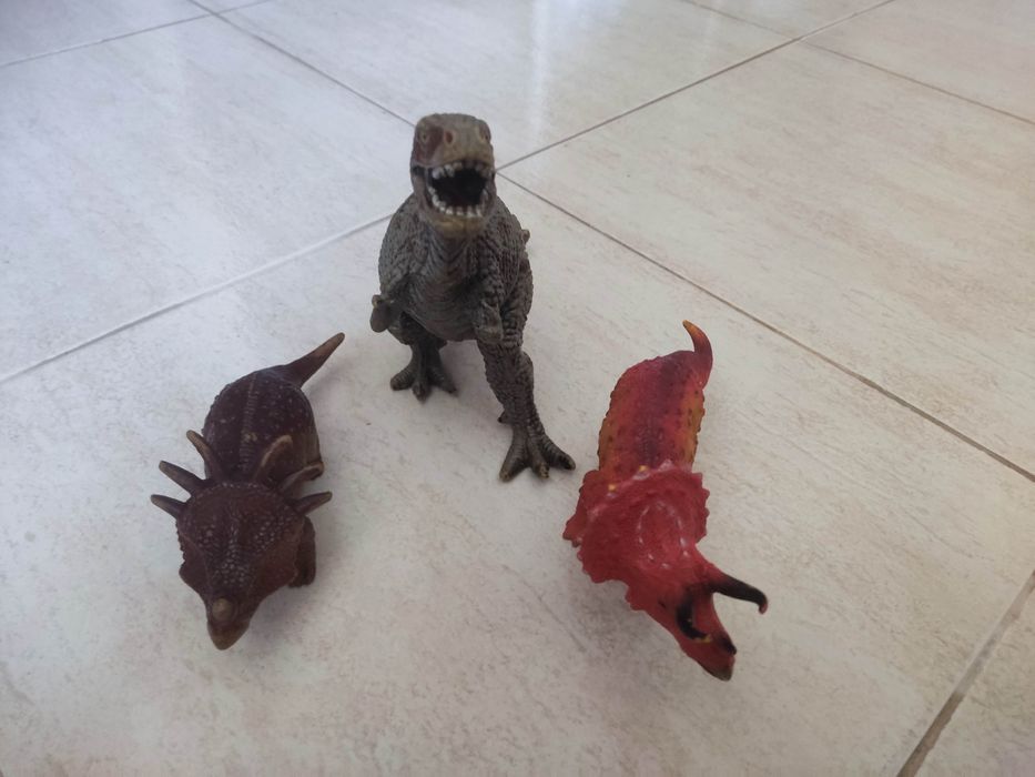 Dinossauros (bonecos)