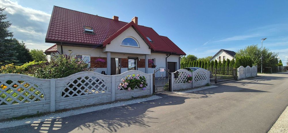 Dom jednorodzinny i dodatkowy garaż na dwa stanowiska w pełni wyposażo