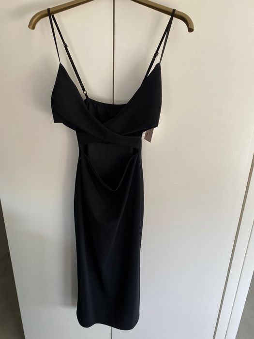 Vestido com aberturas laterais