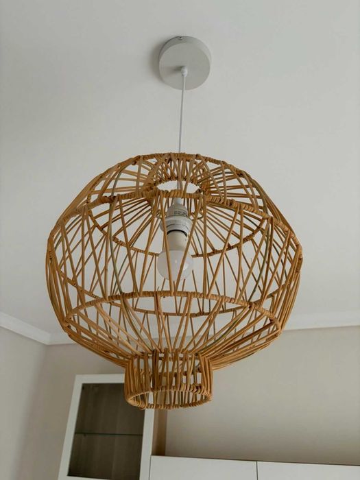 Candeeiro SKLUM em vime trançado em formato esférico