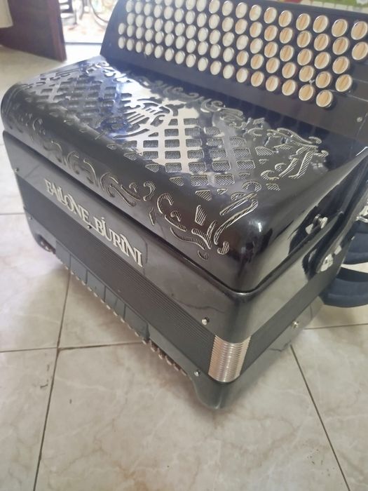 Acordeon Ballone Burini, quarta voz, 120 baixos, 7 registos direita e 5 esq.,som admirável, estado irrepreensivel.