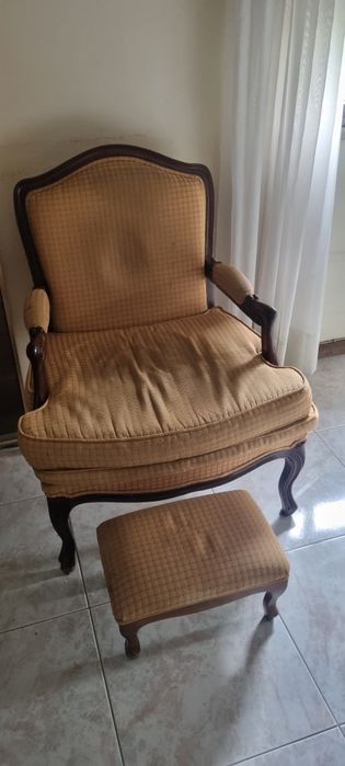 Cadeira tipo Bergère com apoio para os pés – madeira maciça e estofado