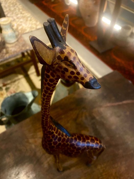 Girafa Esculpida em Madeira – Arte Africana Tradicional